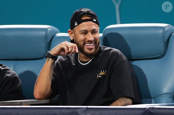 Neymar jogou apenas 7 partidas com o clube, apesar de ter tido um contrato exorbitante