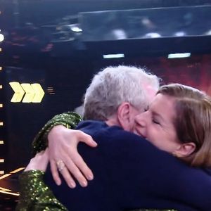 O abraço de Debora Bloch e Jonas Bloch emocionou a web