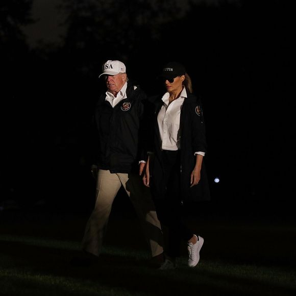 Quando Melania pousou no Texas, alguns perceberam que ela estava usando tênis, com um visual mais despojado.