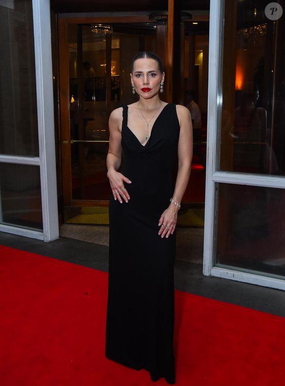Letícia Colin apostou no pretinho básico, porém, elegante, com batom vermelho e brincos maximalistas