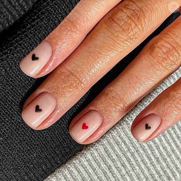 Menos é mais: aposte em unhas minimalistas românticas para arrasar