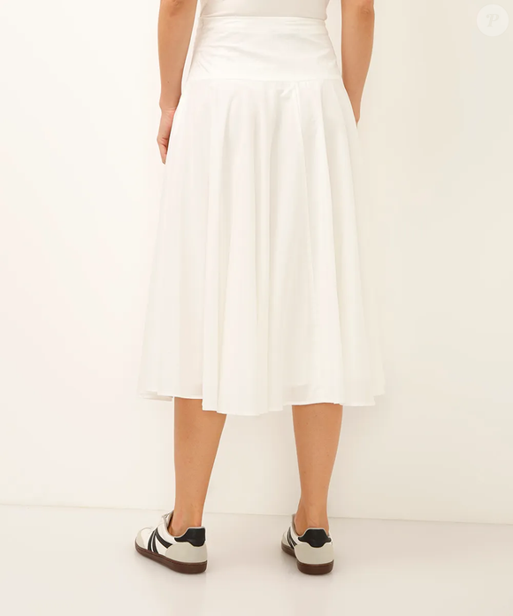 Uma saia, vários looks: do combo t-shirt e tênis às produções com blusas de seda e salto, a peça transita do dia para a noite com facilidade