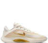 Do treino ao look urbano: modelo dourado da Nike combina com peças minimalistas e até com alfaiataria elegante