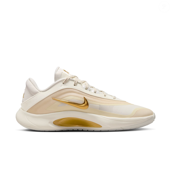Do treino ao look urbano: modelo dourado da Nike combina com peças minimalistas e até com alfaiataria elegante