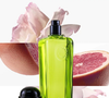 Eau de Pamplemousse Rose, da Hermès, traz a toranja como destaque em uma composição que ganha delicadeza com a presença da rosa. Criada por Jean-Claude Ellena, a fragrância foi lançada em 2009 e tem perfil cítrico e frutado