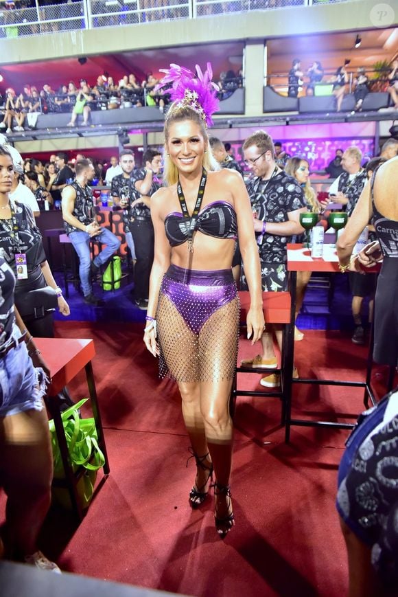 Antes e depois de Lívia Andrade: foto de 2020 mostra atriz no carnaval do Rio