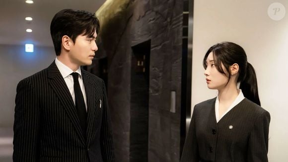 Desta forma, a diferença de idade entre os protagonistas de 'Além do Direito' é de mais de 15 anos, sendo exatamente de 16 anos, 2 meses e 15 dias