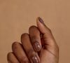 Entre as cores de esmalte que valorizam mãos maduras, tons como este ajudam a uniformizar a pele de forma delicada