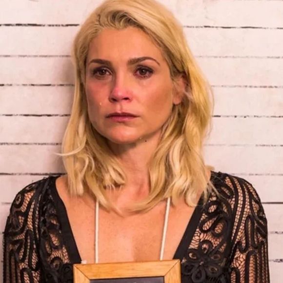 Sandra (Flavia Alessandra) ressurge em 'Êta Mundo Melhor' presa e costurando na cadeia