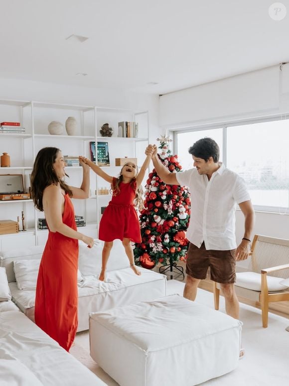 A casa de Nathalia Dill virou assunto após a repercussão de uma cena de "Quem Ama Cuida". Nas redes sociais, a atriz já mostrou detalhes do apartamento onde mora com a filha Eva e o marido, o músico Pedro Curvello, em um ambiente marcado pelo estilo clean