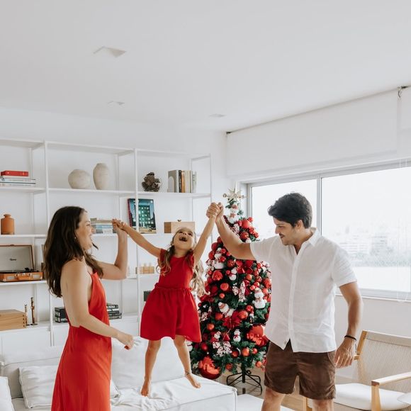 A casa de Nathalia Dill virou assunto após a repercussão de uma cena de "Quem Ama Cuida". Nas redes sociais, a atriz já mostrou detalhes do apartamento onde mora com a filha Eva e o marido, o músico Pedro Curvello, em um ambiente marcado pelo estilo clean
