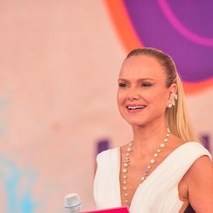 Preto, branco e muito glamour! Eliana surge impecável no palco do Teleton 2025 em noite de solidariedade