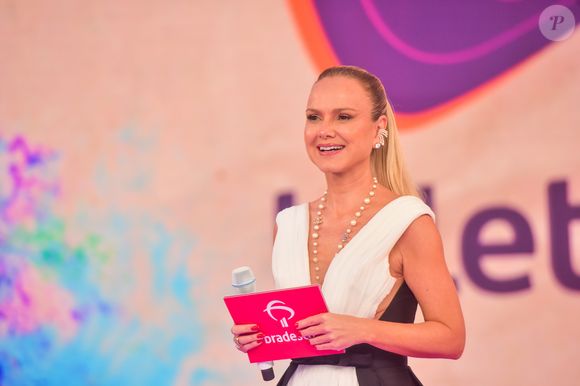 Preto, branco e muito glamour! Eliana surge impecável no palco do Teleton 2025 em noite de solidariedade