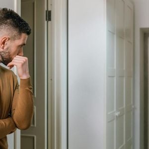 Você volta a pensar mais em si do que no casal: imagina seu futuro sozinho, deseja ir aos lugares desacompanhado