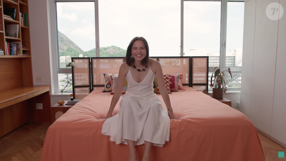 Quarto de Letícia Colin é aconchegante e conta com uma cama king size que ocupa boa parte do cômodo