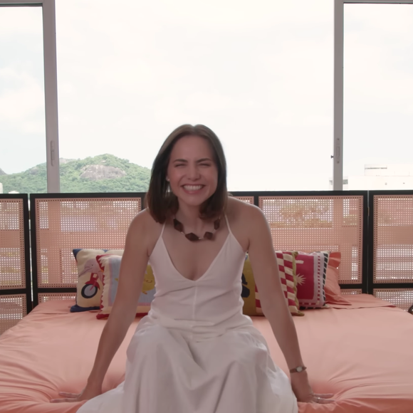 Quarto de Letícia Colin é aconchegante e conta com uma cama king size que ocupa boa parte do cômodo
