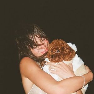 Bruna Marquezine com Chihiro, cachorrinha que adotou com João Guilherme.