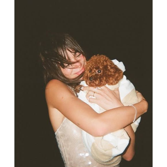 Bruna Marquezine com Chihiro, cachorrinha que adotou com João Guilherme.