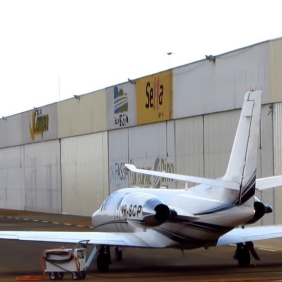 Zezé Di Camargo utiliza um jatinho particular modelo Cessna Citation Bravo para cumprir sua agenda de shows pelo Brasil com mais agilidade