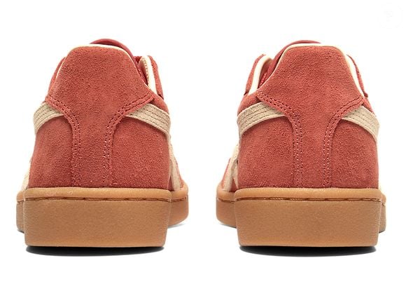 Com silhueta de cano baixo e acabamento inteiramente em camurça, o Onitsuka Tiger GSM aposta em detalhes que fazem a diferença no visual. Sua textura macia e escovada cria sombras sutis, valorizando o aspecto sofisticado do material