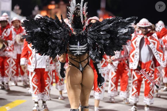 Bumbum definido de Viviane Araújo também chamou atenção nas fotos - Foto: Brazilnews/Agnews