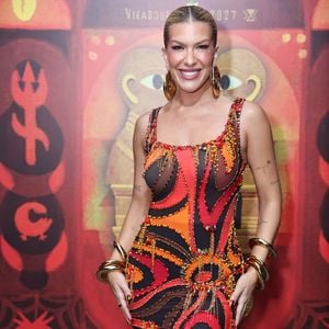 Musa da Viradouro, Lore Improta exibe vestido Emilio Pucci de US$ 1 mil e maxiargolas douradas em retorno à escola