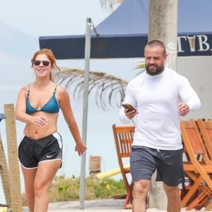 Muito diferente, Rafael Cardoso foi visto caminhando pela orla da Barra da Tijuca nesta terça-feira (13)