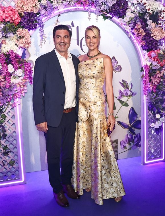 Ana Hickmann e Edu Guedes marcaram presença juntos na noite de gala da Rommanel, celebrando os 40 anos da marca