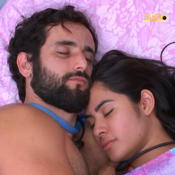 Esse "sumiço" fez com que fãs ficassem bastante preocupados. Agora, ela retornou para fazer um novo desabafo, mas também para tranquilizá-los. Isabelle disse que expor o término "não foi simples".
