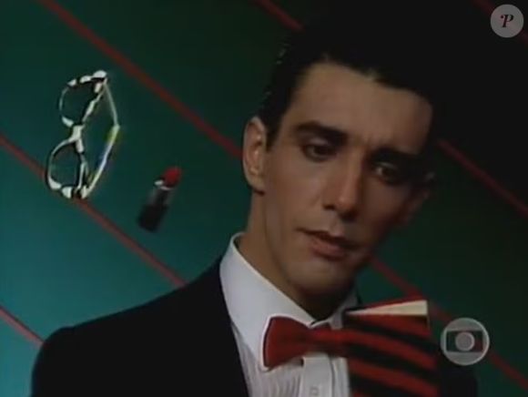 Mascarado da novela 'A Viagem', Breno Moroni em cena da abertura da novela 'Champanhe'