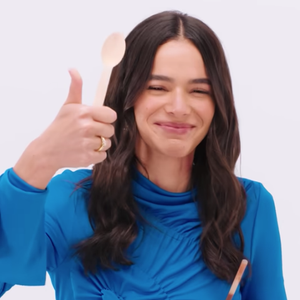 "No Brasil, se come com o que você quiser, granola, frutas... Mas eu gosto com isso (leite em pó). Deve parecer nojento, mas é muito bom", disse Bruna Marquezine
