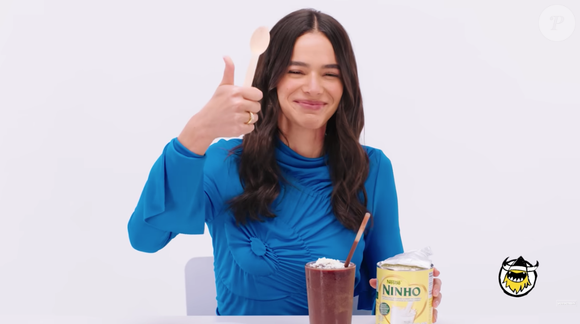 "No Brasil, se come com o que você quiser, granola, frutas... Mas eu gosto com isso (leite em pó). Deve parecer nojento, mas é muito bom", disse Bruna Marquezine