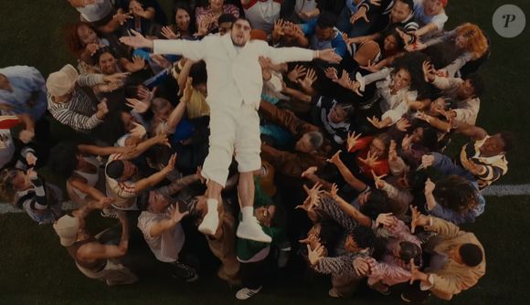 Bad Bunny calçou um tênis da Adidas de sua própria coleção no Super Bowl 2026