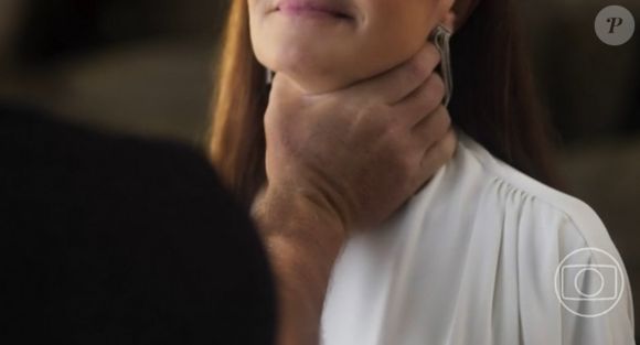 No capítulo desta segunda-feira (27) de 'Mania de Você', Molina (Rodrigo Lombardi) reapareceu, enforcando Mércia (Adriana Esteves)