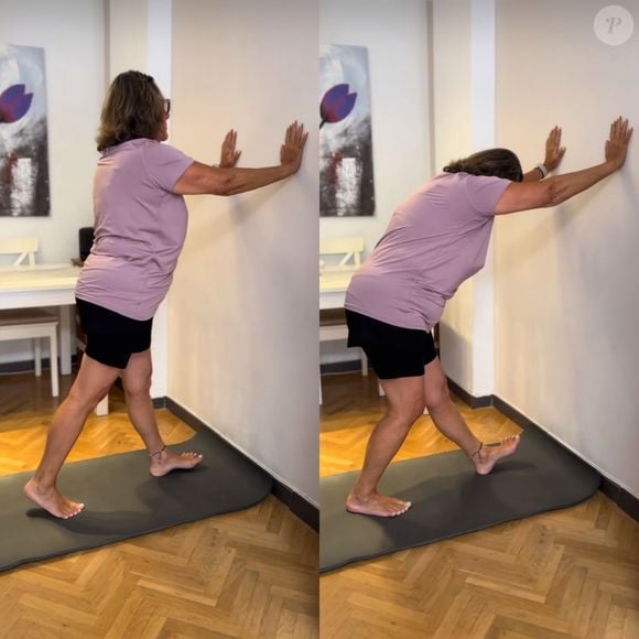 Pilates: alongar os músculos isquiotibiais contra a parede promove mobilidade nos localizados na região das coxas e panturrilhas.