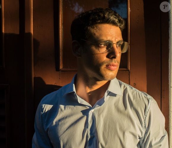 Durante a minissérie 'Justiça', Cauã Reymond tinha deixado os fios do cabelo grisalho.