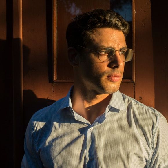 Durante a minissérie 'Justiça', Cauã Reymond tinha deixado os fios do cabelo grisalho.