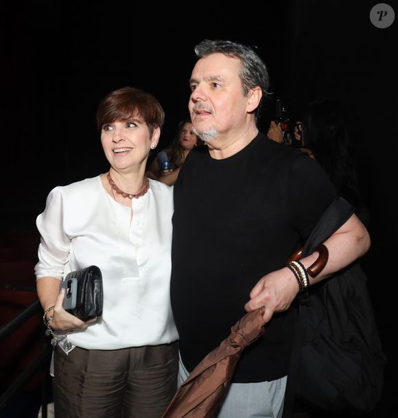 Cássio Gabus Mendes ganhou o carinho de Lídia Brondi ao final de peça de teatro