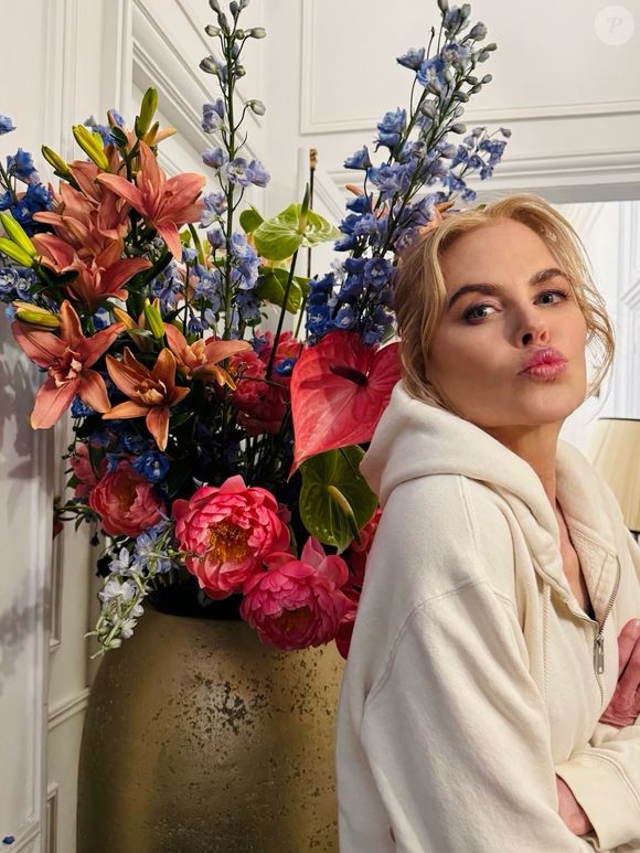O hábito de Nicole Kidman ajuda a ilustrar exatamente aquilo que Paolo Crepet tenta explicar: existe algo diferente nas madrugadas profundas. É como se a mente ficasse mais honesta quando o barulho do mundo desaparece.