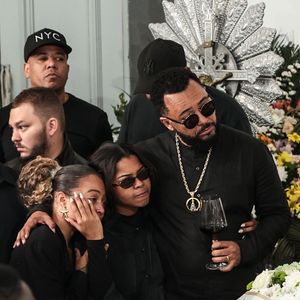 Durante a despedida da mãe, Dudu Nobre também bebeu vinho e participou da cerimônia musical escolhida pela família para celebrar a trajetória de Anita Nobre