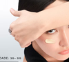 Voltado para pessoas entre 35 e 55 anos, este sérum integra a nova linha Absolue Longevity MD, da Lancôme, criada em parceria com a biotech suíça Timeline. A fórmula utiliza o ingrediente Mitopure, derivado da Urolitina A, que atua na saúde das mitocôndrias responsáveis pela produção de energia celular