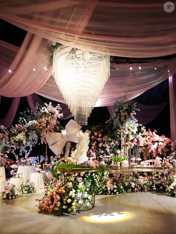 A decoração da festa de Maria Sophia apostou em flores monumentais, iluminação cênica e estética inspirada em Bridgerton