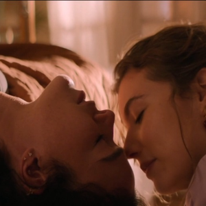 Bruna Marquezine e Alanis Guillen vivem Bia e Giovana em Amor da Minha Vida, romance que movimentou as redes sociais após a estreia dos novos episódios