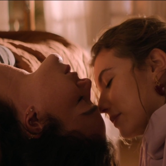 Bruna Marquezine e Alanis Guillen vivem Bia e Giovana em Amor da Minha Vida, romance que movimentou as redes sociais após a estreia dos novos episódios