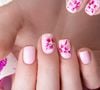 Unhas curtas com nail art floral aparecem como clássico atualizado, trazendo delicadeza e estilo atemporal
