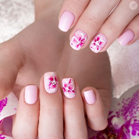 Unhas curtas com nail art floral aparecem como clássico atualizado, trazendo delicadeza e estilo atemporal