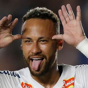 Neymar trocou a resenha pelo culto? Após novo escândalo, o craque do Santos promove noite de oração em casa!