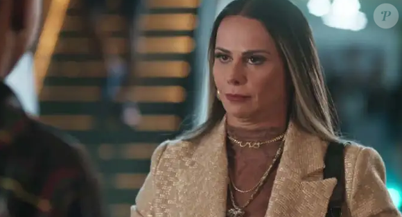 Rosana (Viviane Araújo) se enfurece ao saber que Jão é filho de Edson na novela Volta por Cima