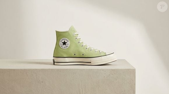 A entressola e a biqueira envernizadas em off-white, além do acabamento levemente amarelado, reforçam a estética vintage que é uma das marcas do Chuck 70