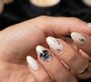 Olho assustador: O olhar que ninguém consegue ignorar: esta nail art de Halloween aposta em um único olho cercado por veias vermelhas para criar um efeito assustador e cheio de personalidade